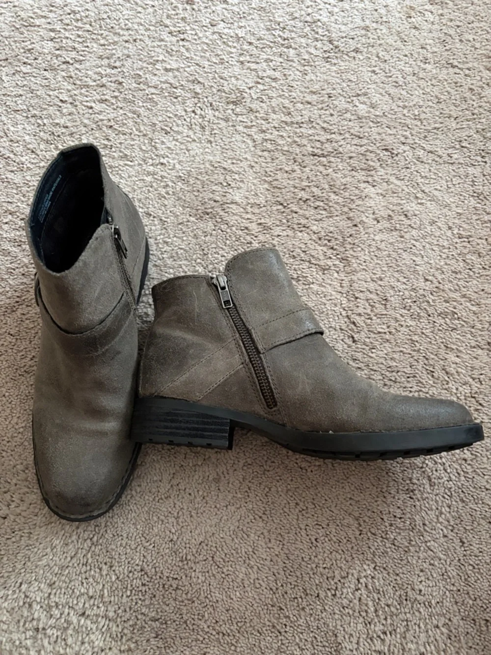 Born Suede Ankle Boots in charcoal size 8 like new - Picture 2 of 5